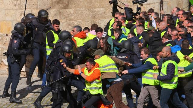 Agentes de Policía contienen a los agricultores que intentar acceder al Palacio de la Aljafería donde están las Cortes de Aragón.