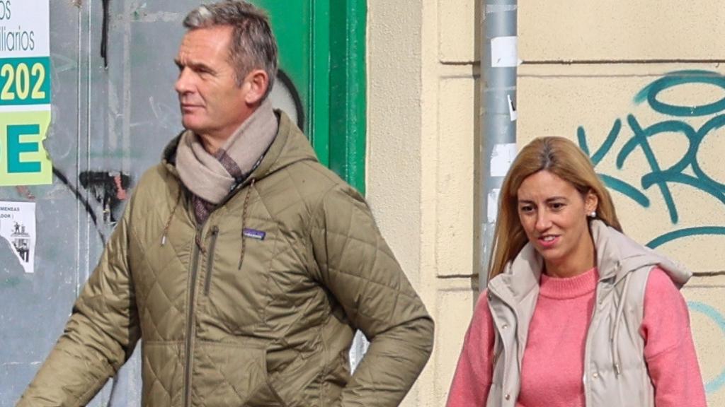 Iñaki Urdangarin y Ainhoa Armentia en una imagen caminando por las calles de Vitoria, en noviembre de 2022.