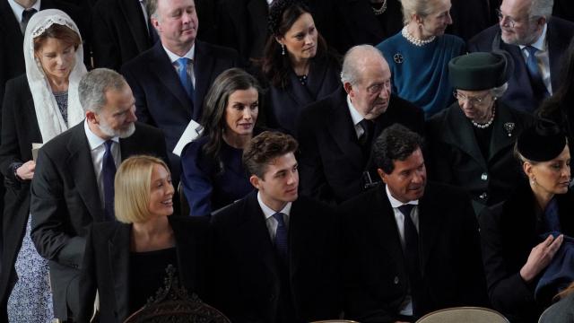 Felipe VI, Letizia y Juan Carlos I junto a los herederos griegos en la misa en honor a Constantino.