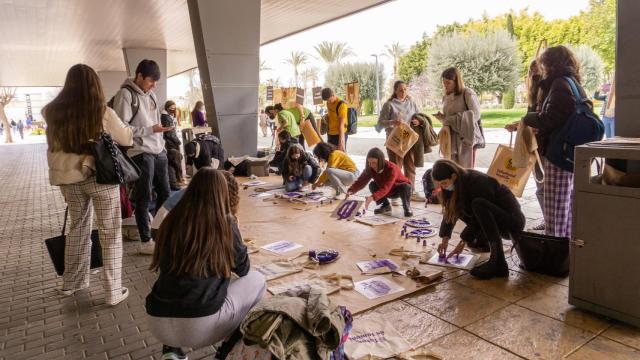 Talleres de la UA en un 8M anterior.