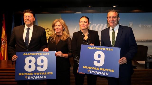 Luis Barcala y Toni Pérez en la presentación de las nuevas rutas de Ryanair.