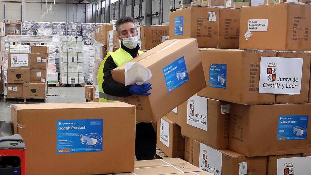 Distribución de material sanitario y de protección hacia las diferentes provincias de Castilla y León en una foto de marzo de 2020