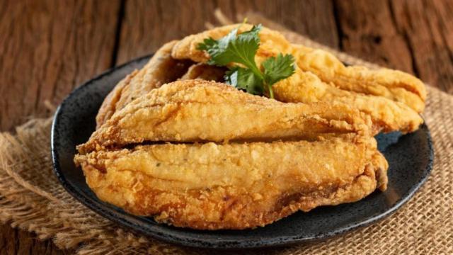 El truco de Karlos Arguiñano para rebozar un pescado.