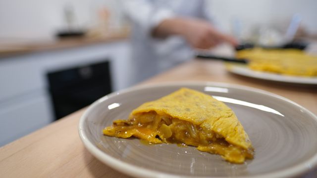 El truco para hacer una tortilla de patatas en solo 10 minutos con los mejores huevos de España