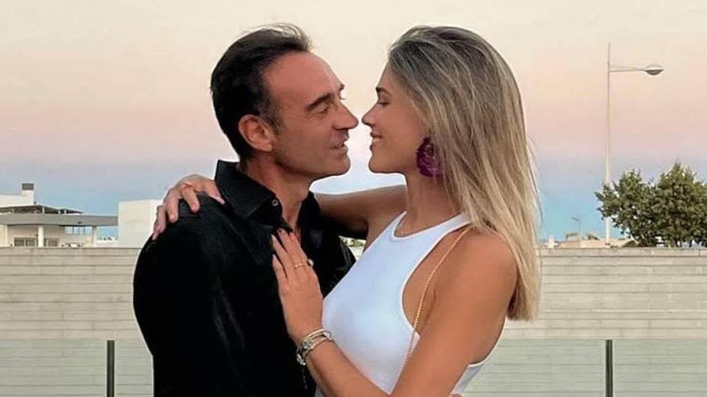 Ana Soria junto a Enrique Ponce en una fotografía de las redes sociales.