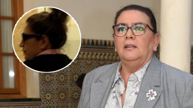 La artista María del Monte junto a la imagen de su empleada del hogar en un fotomontaje de EL ESPAÑOL.