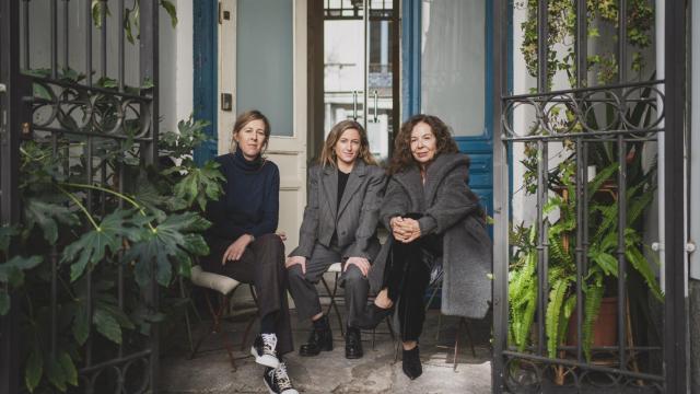 De izquierda a derecha, Rebeca Blanchard, Pati Lara y Elba Benítez, en Madrid, en el patio de la galería Elba Benítez