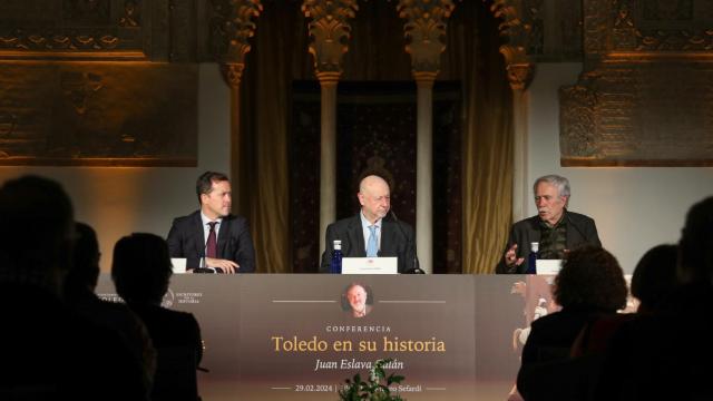 Colas y lleno total para escuchar la conferencia de Juan Eslava Galán en Toledo