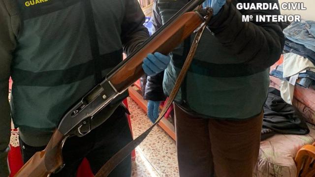 Un vecino de un pueblo de Cuenca se niega a entregar su escopeta y acaba detenido
