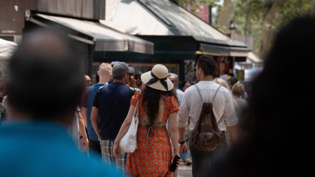 Imagen de archivo de gente paseando en las Ramblas de Barcelona.