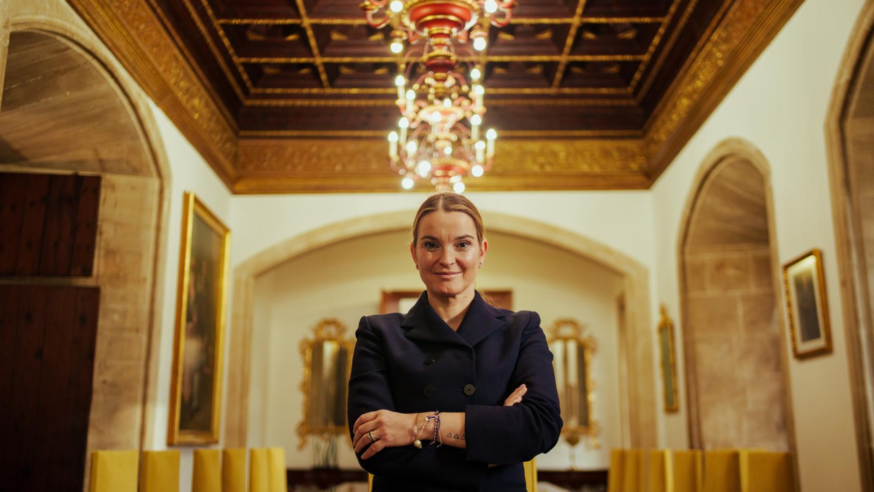 Marga Prohens posa para EL ESPAÑOL en el Consolat del Mar, sede del Govern balear que ella preside.