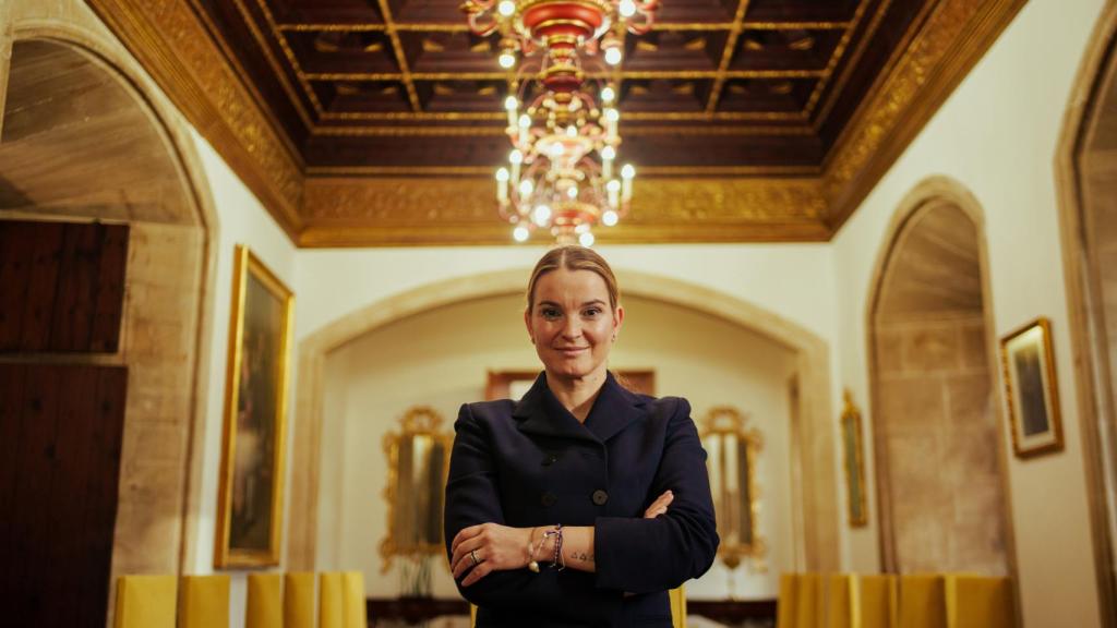 Marga Prohens posa para EL ESPAÑOL en el Consolat del Mar, sede del Govern balear que ella preside.