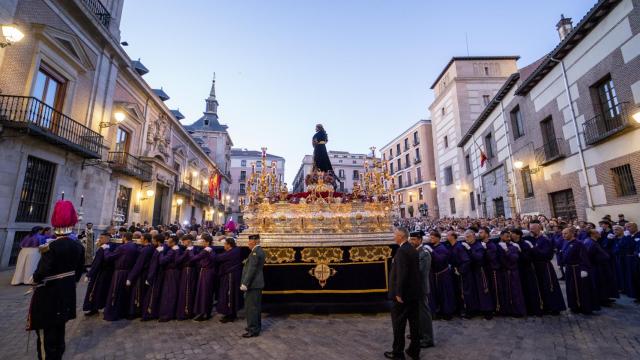 Cofrades portan a Jesús el Pobre, a 6 de abril de 2023, en Madrid (España).