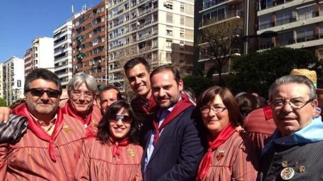 Pedro Sánchez y José Luis Ábalos en las fallas de Alzira (Valencia), en marzo de 2014.