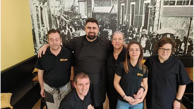 El equipo humano que trabaja en El Mercado (Narón)