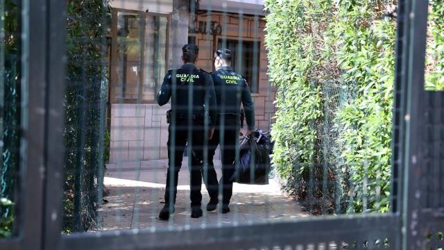 La Guardia Civil en las inmediaciones del bloque de viviendas donde murió el niños de cuatro años, a 1 de marzo de 2024.