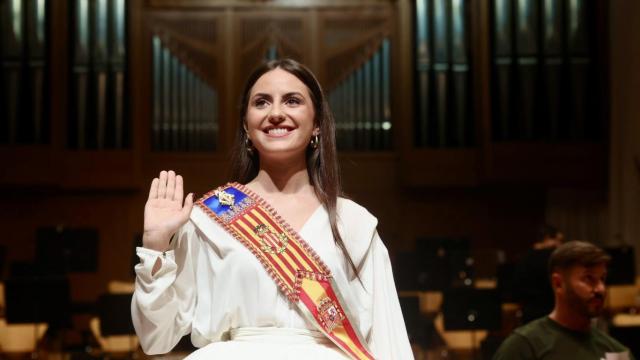 La fallera mayor de Valencia, Mª Estela Arlandis, en el ensayo del acto de exaltación.