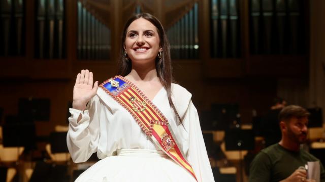 La fallera mayor de Valencia, Mª Estela Arlandis, en el ensayo del acto de exaltación.