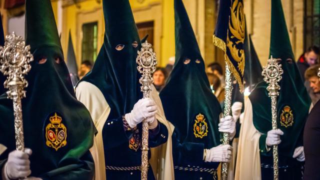 Nazarenos de la Esperanza de Triana en la calle Pureza