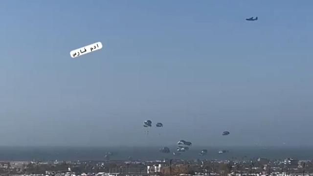 Aviones del Ejército jordano lanzan ayuda sobre Gaza el pasado 27 de febrero.