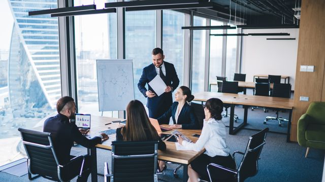 Varios empleados en una empresa, en una imagen de archivo.
