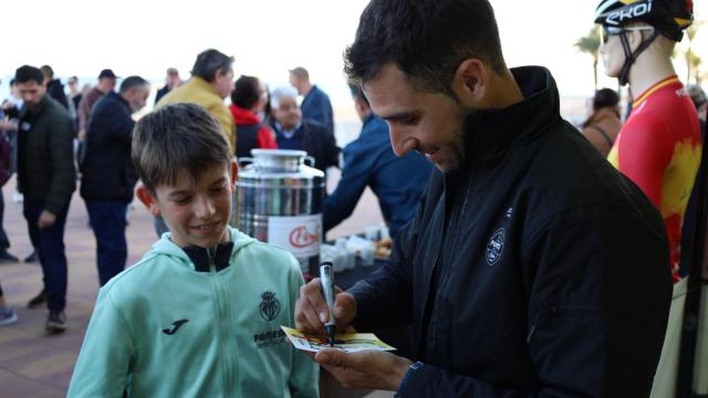 El ciclista Felipe Orts firmando un autógrafo a un niño.