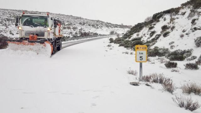 Una máquina quitanieves trabaja en una carretera