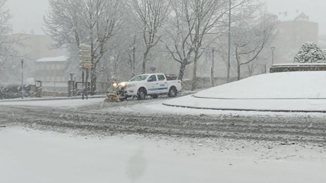 Un vehículo quitando la nieve de las calles de Segovia