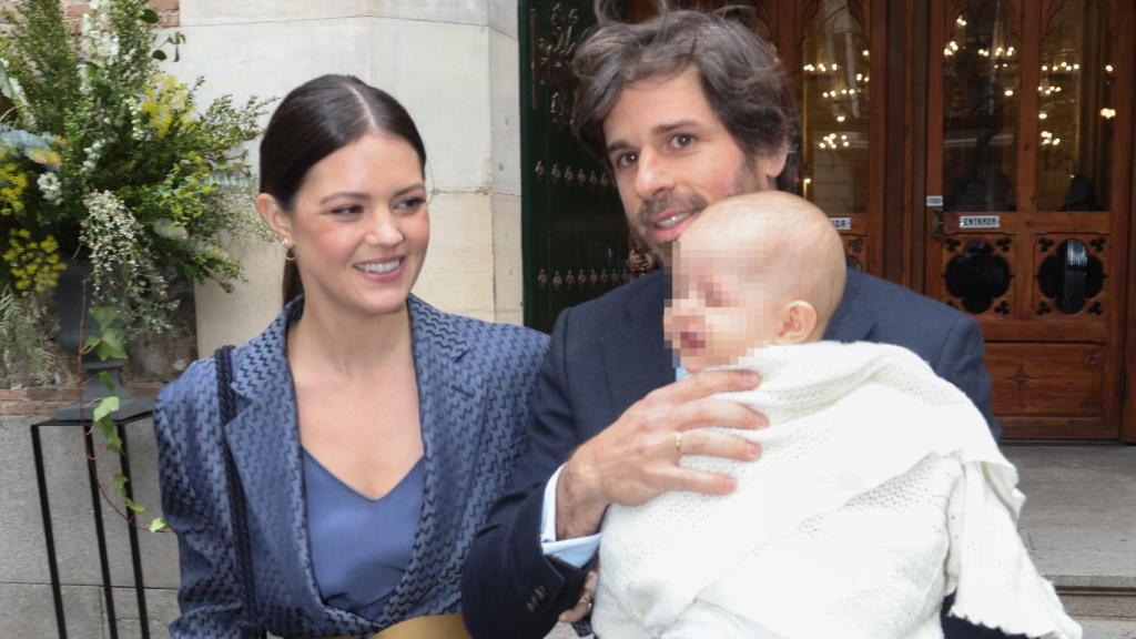 Isabelle Junot y Álvaro Falcó junto a su hija, Philippa, el día de su bautizo.