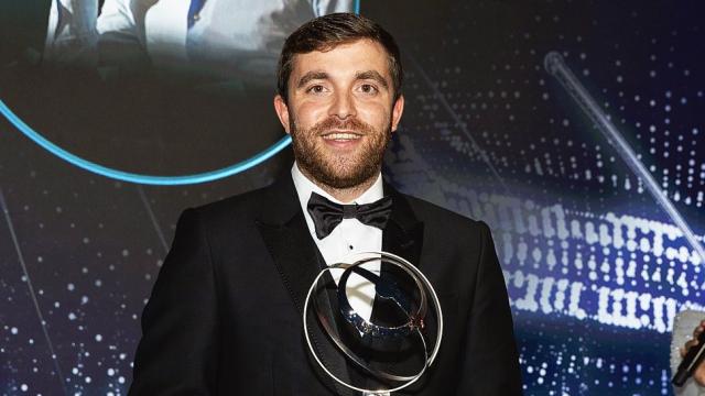 Fabrizio Romano posa con el premio Globe Soccer al mejor periodista sobre fútbol en 2022