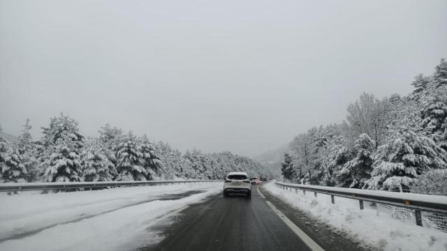 Imágenes de la A-1 con parte de la calzada cubierta de nieve, en las inmediaciones de la Comunidad de Madrid.