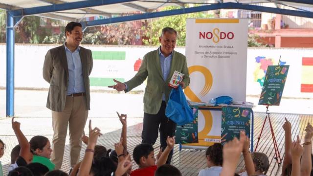 El alcalde de Sevilla, José Luis Sanz, en una jornada con escolares.