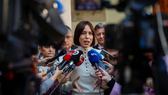 La exalcaldesa de Gandía y ministra Diana Morant atiende a los medios.