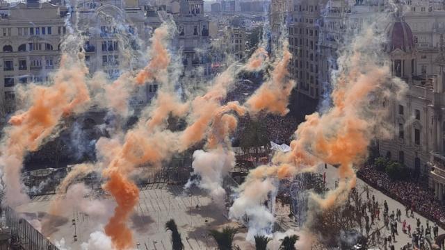 Vistas desde el Atenea Sky a la plaza del Ayuntamiento durante una 'mascletà'. EE