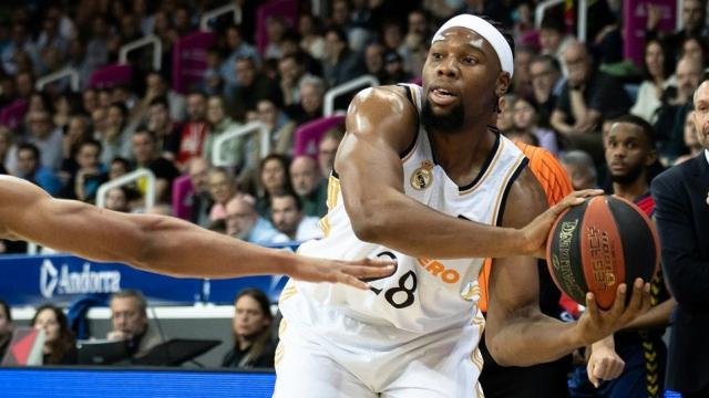 Yabusele realiza un pase ante el MoraBanc Andorra.
