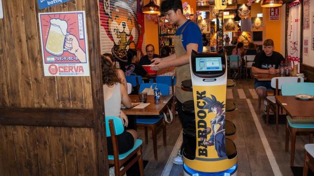 Imagen de un camarero y un robot en un restaurante de Sevilla, en una imagen de archivo.