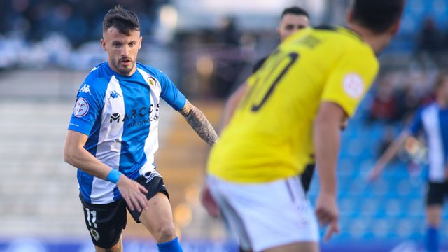 Javi moreno conduce el balón durante el partido ante el Europa.