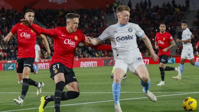 Tsygankov protege un balón ante Raillo.