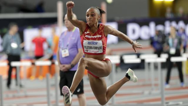 Ana Peleteiro, durante uno de sus saltos en el Mundial de Glasgow.