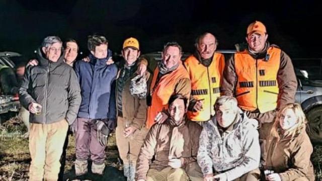 Fotografía en la que se encuentran los seis cazadores retenidos en Turquía.