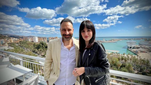 El director del documental y la hermana de Elena Huelva.