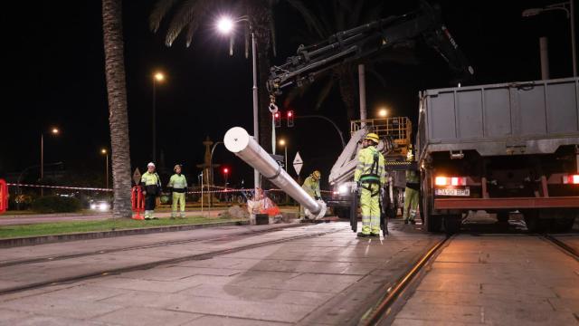 Adiós a las catenarias en el Prado de San Sebastián: el Ayuntamiento inicia su retirada