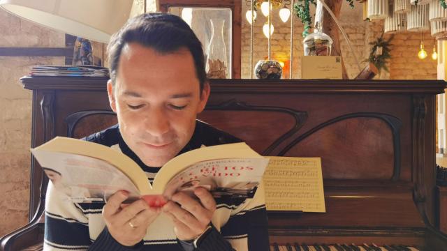 Joaquín Hernández revela su amor por los libros en su primera novela, 'Los secretos del olvido'.