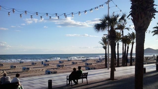 Varios turistas en el paseo marítimo de Benidorm.