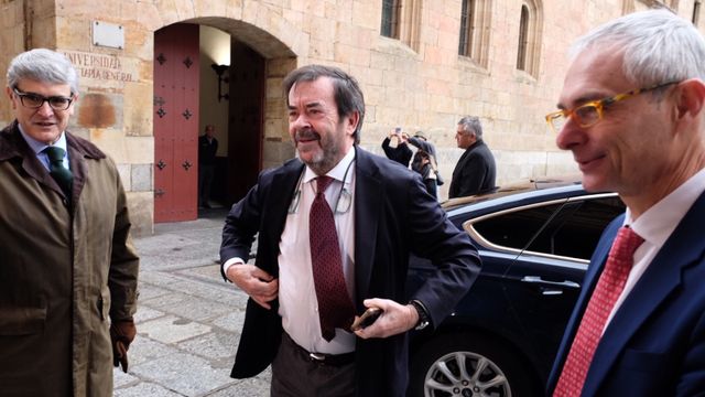 El presidente suplente del CGPJ, Vicente Guilarte, es recibido a las puertas de la Universidad de Salamanca por el rector, Ricardo Rivero