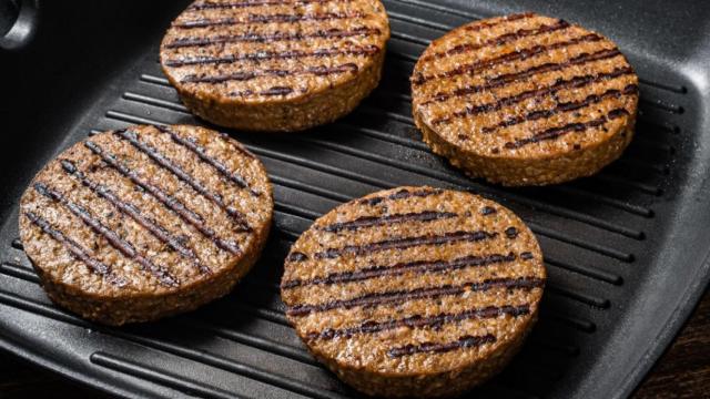 El truco de Dabiz Muñoz para preparar unos filetes rusos jugosos que pueden comer hasta los bebés