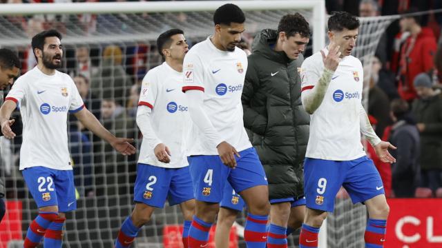 Los jugadores del Barça se lamentan tras el tropiezo ante el Athletic.