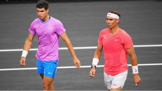 Carlos Alcaraz y Rafa Nadal, durante la exhibición en Las Vegas.