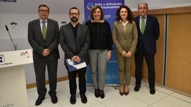 El delegado de Iberdrola en CLM, Javier Nicolás; el Director de Fundación Santa María la Real, Álvaro Retortillo; la consejera de Economía, Patricia Franco; la viceconsejera de Empleo, Nuria Berta Chust; y el director de Fundación Iberdrola, Ramón Castresana.