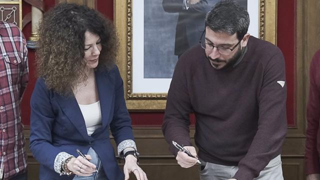 María José Pérez (IU) y Miguel Óscar Aparicio (PSOE) el día que ambas formaciones suscribieron el acuerdo de Gobierno.